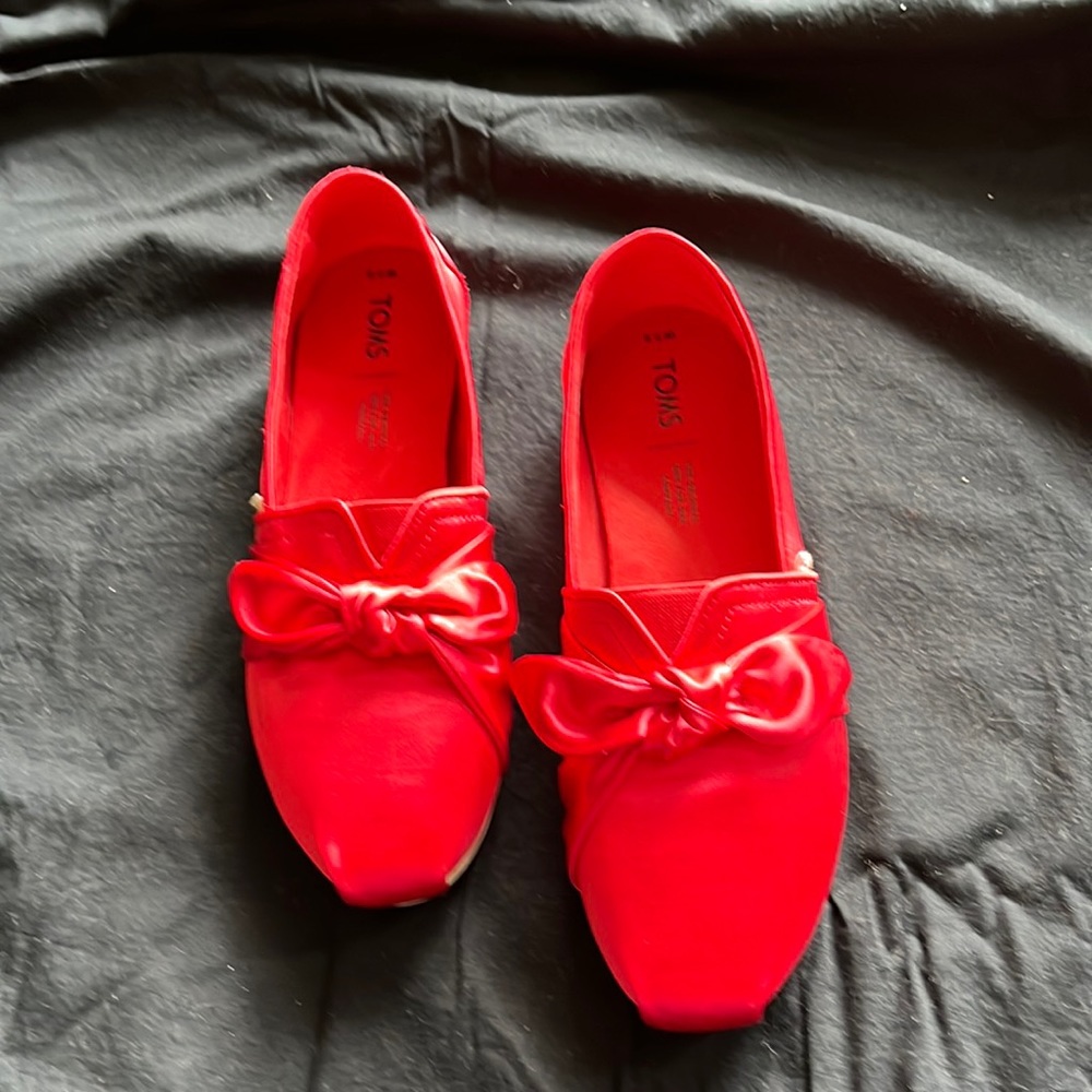 Women’s Red satin Tom’s with bow size 7.5. Slip on shoe
